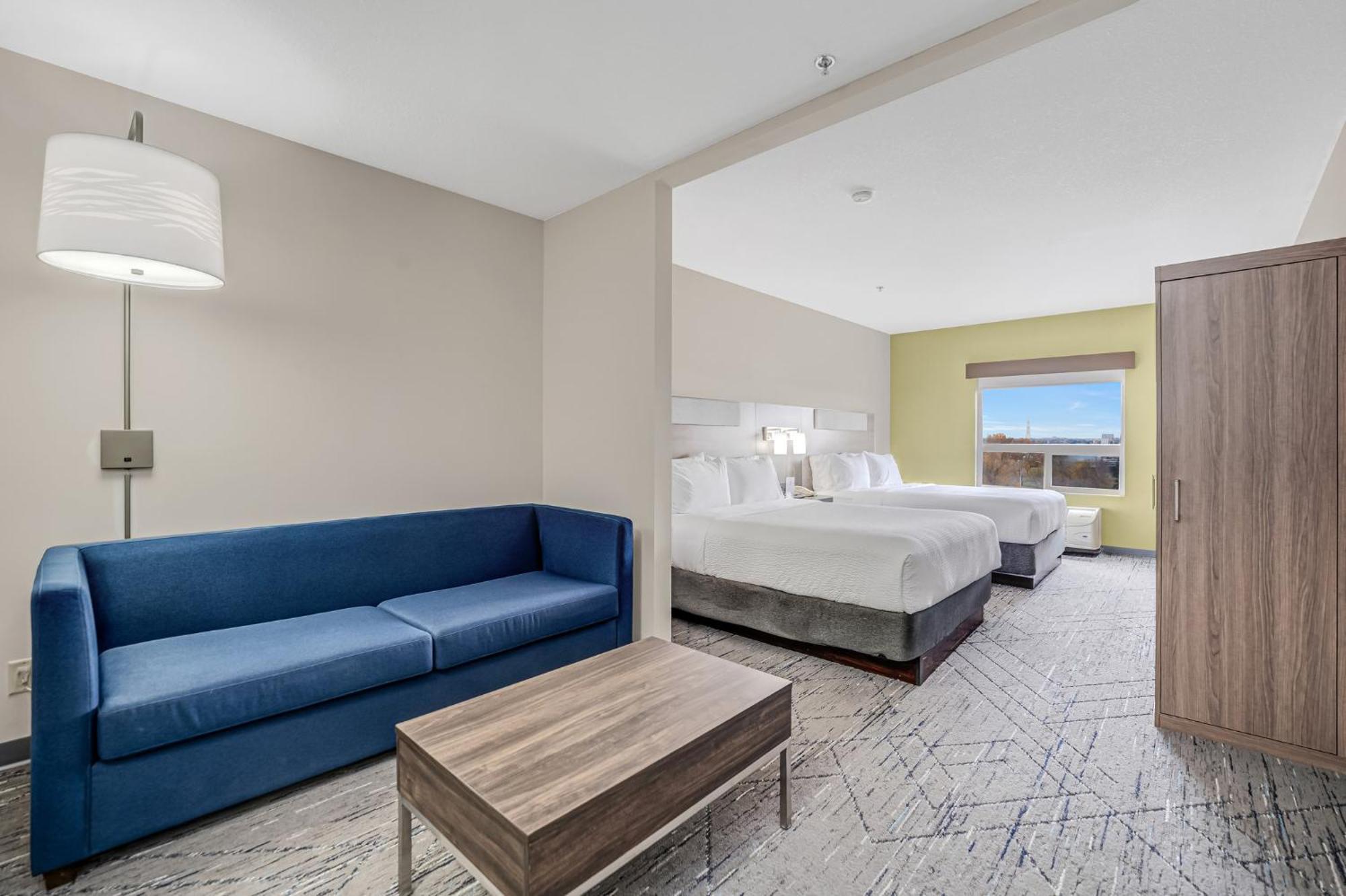 Express & Suites-edmonton South By Ihg Hotel 3*