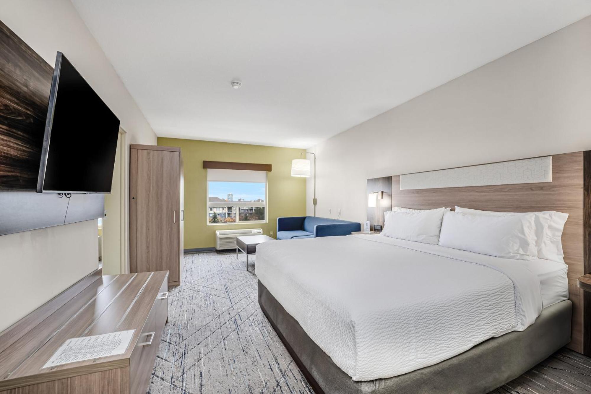 Express & Suites-edmonton South By Ihg Hotel 3*